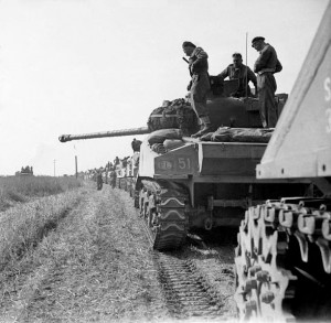 Czołgi 1 Dywizji Pancernej z oznaczeneim PL w Normandii w 1944 / Źródło: Wikimedia Commons