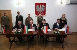 Ministrowie obrony państw Grupy Wyszehradzkiej (od lewej: Vlastimil Picek, Csaba Hende, Tomasz Siemoniak oraz Martin Glvac) podpisują umowę utworzenia Wyszehradzkiej Grupy Bojowej UE / Źródło: PAP