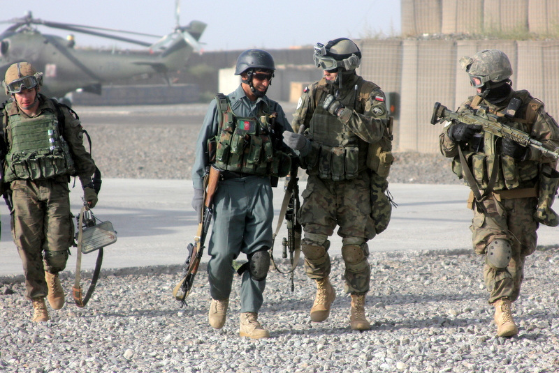 Polscy i afgańscy żołnierze | Źródło: www.isaf.wp.mil.pl