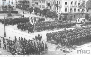 Oddziały wojskowe na placu Krasińskich (15.08.1939 r.) / Źródło: NAC, sygn. 1-P-3388-1