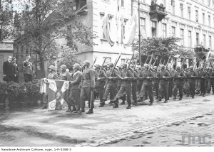 Oddział piechoty defiluje ulicą Długą (15.08.1939 r.) / Źródło: NAC, sygn. 1-P-3388-3