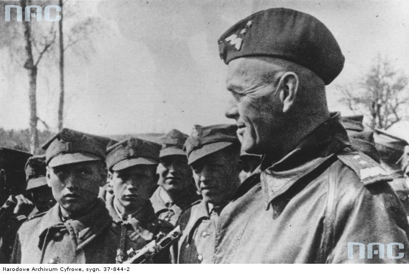 Gen. Berling wśród żołnierzy / Źródło: NAC, sygn. 37-844-2