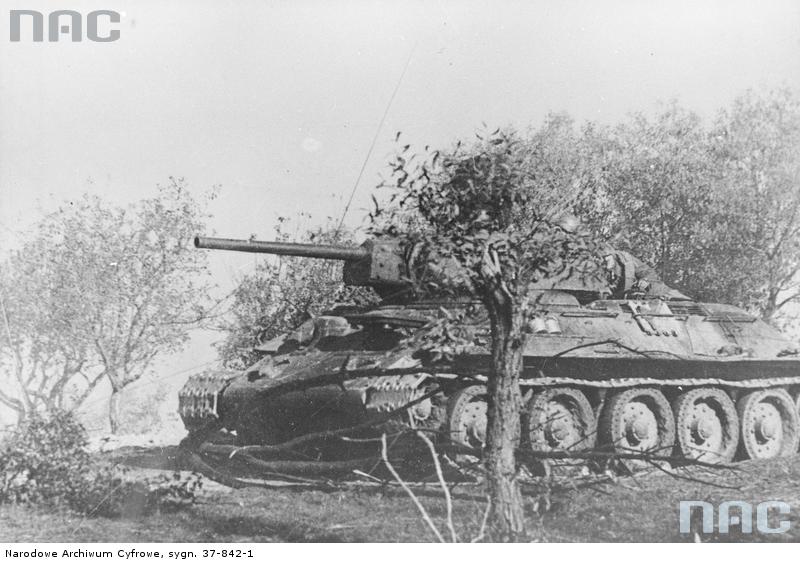 Czołg T-34 na stanowisku wyjściowym / Źródło: NAC, sygn. 37-842-1