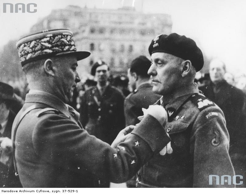Gen. Alphonse Juin dekoruje gen. Stanisława Maczka orderem Legii Honorowej / Źródło: NAC, sygn. 37-529-1