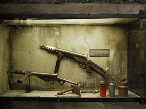 Błyskawica i pozostałe uzbrojenie używane przez AK/ źr. wikimedia.org