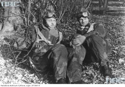 Cichociemni: por. "Starba" - Stefan Bałuk (z lewej), kpt. "Łobuz" - Benon Łastowski. / Źródło: NAC, sygn 37-547-4