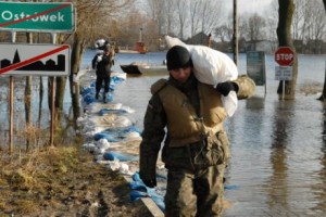 Rys. 7. Wsparcie społeczeństwa podczas klęsk żywiołowych jest współcześnie jednym z podstawowych zadań sił zbrojnych. /google.pl