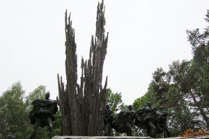 Pomnik ku czci partyzantów na Porytowym Wzgórzu/Źródło: http://commons.wikimedia.org/wiki/File:Porytowe_Wzg%C3%B3rze_-_Pomnik_(06-06-2009).JPG