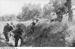 Niemieccy spadochroniarze na Krecie/Źródło: http://commons.wikimedia.org/wiki/File:Bundesarchiv_Bild_101I-166-0508-27,_Kreta,_Vormarsch_deutscher_Fallschirmj%C3%A4ger.jpg