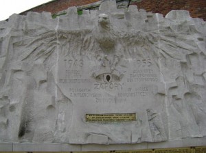 Pomnik poświęcony Hieronimowi Dekutowskiemu i jego podkomendnym, znajdujący się przed Zamkiem Lubelskim w Lublinie/Źródło:Wikimedia