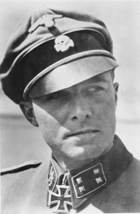 Joachim "Jochen" Peiper (tutaj w mundurze SS-Sturmbanf?hrera)/ Źródło: http://commons.wikimedia.org/wiki/File:Bundesarchiv_Bild_183-R65485,_Joachim_Peiper.jpg
