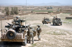 Amerykańscy i Brytyjscy żołnierze podczas patrolu w Sangin District obszar prowincji Helmand (2007 r.) | Fot. Daniel Love, źródło: Wikimedia