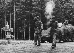 Żołnierze "Kampfgruppe Peiper" na drodze do Malmedy/ Źródło: http://commons.wikimedia.org/wiki/File:Kampfgruppe_Peiper%27s_Troops_on_the_road_To_Malmedy.jpg 