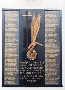 Tablica w kościele św. Jacka w Warszawie, upamiętniająca poległych cichociemnych, w tym Stefana Górskiego/ Źródło: wikimedia