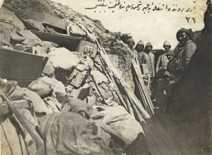 Żołnierze tureccy pod Gallipoli/ Źródło: http://commons.wikimedia.org/wiki/Category:World_War_I_trench_warfare_at_Gallipoli#mediaviewer/File:Booty_in_the_enemy%27s_trench.jpg