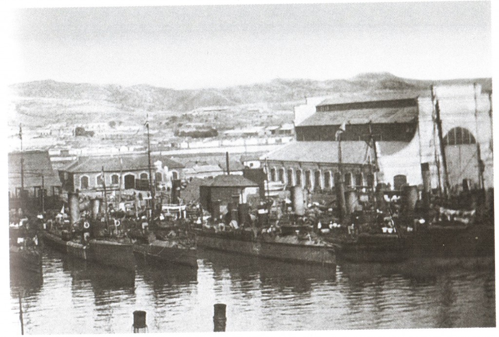 Rosyjski torpedowce pod banderą Św. Andrzeja, stojące zakotwiczone przy nabrzeżu portowym Port Artura. Źródło: wikimedia.org