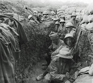 Żołnierze Ententy w okopach/ Źródło: http://commons.wikimedia.org/wiki/Category:World_War_I_trench_warfare_at_Gallipoli#mediaviewer/File:Soldiers_in_trench.jpg