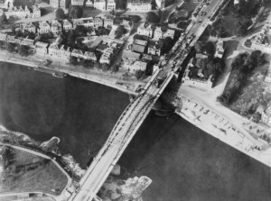 Most w Arnhem/ Źródło: http://commons.wikimedia.org/wiki/Category:Operation_Market_Garden#mediaviewer/File:Aerial_view_of_the_bridge_over_the_Neder_Rijn,_Arnhem.jpg