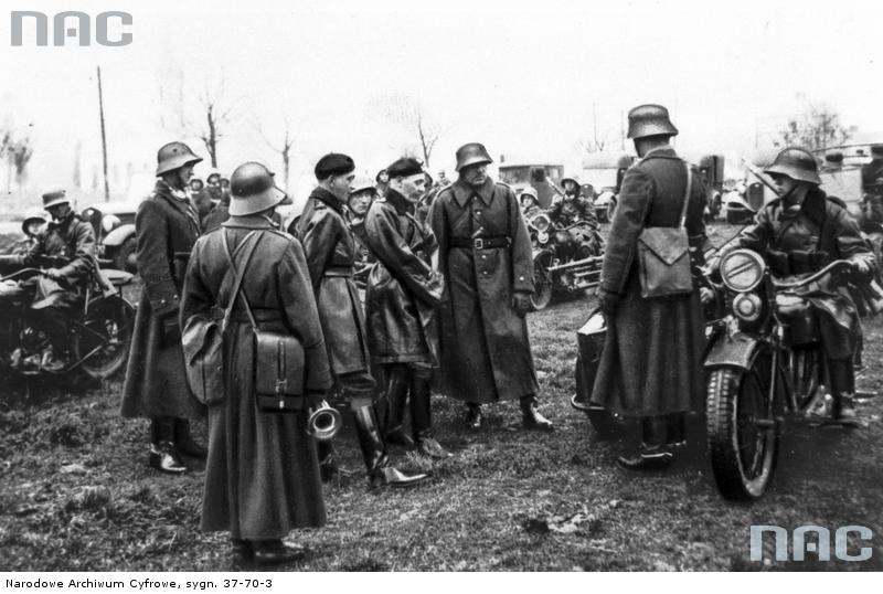 Płk dypl. Maczek wśród oficerów 10. Brygady Kawalerii | Źródło: NAC,sygn. 37-70-3