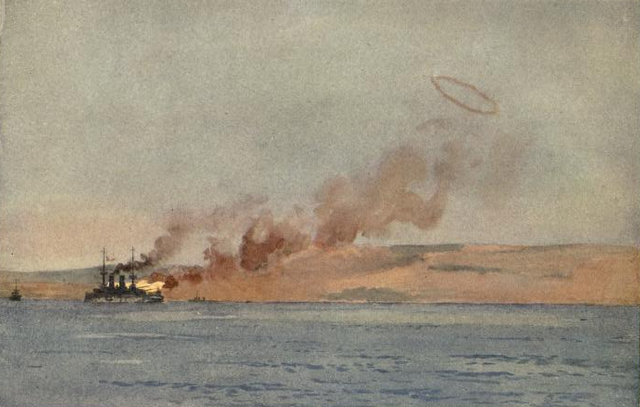 Suffren ostrzeliwujący tureckie pozycje na Półwyspie Gallipoli. 1915 r. Okręt ten, wówczas już prezentował zgoła prymitywne i anachroniczne rozwiązania w kwestii opancerzenia i wodoszczelności kadłuba. Również mieszana artyleria aż czterech różnych kalibrów, na jednostce pozbawionej przeliczników artyleryjskich, dalocelownika oraz nowoczesnych układów centralnego kierowania ogniem, posiadająca jedynie dalmierze o standardowej bazie optycznej, z pewnością nie ułatwiała korygowania punktu upadku pocisków kilku różnych kalibrów, oraz wstrzeliwania się w słabo widoczny, i zazwyczaj zakamuflowany cel na lądzie. Źródło: wikimedia.org