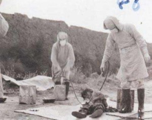 Ofiara japońskich eksperymentów/ Źródło: http://commons.wikimedia.org/wiki/Unit_731?uselang=pl#mediaviewer/File:Unit_731_victim.jpg