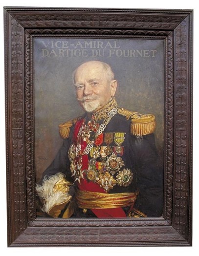 Wiceadm. Louis Dartige du Fournet po zakończeniu wojny, uwieczniony na portrecie w galowym umundurowaniu Marine Nationale oraz udekorowany licznymi wstęgami, orderami (w tym zagranicznymi) oraz kollaną. Źródło: http://fr.topic-topos.com