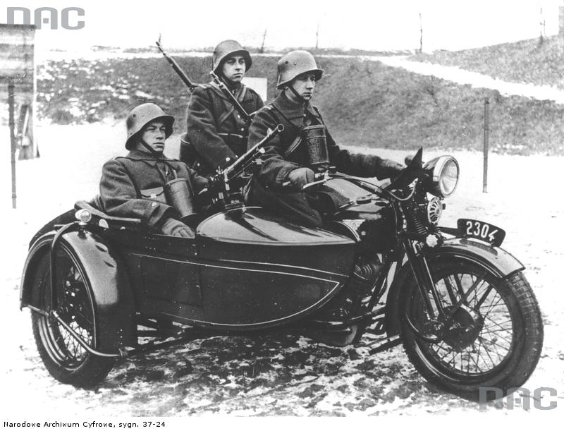 Żołnierze na motocyklu z ręcznym karabinem maszynowym | NAC, sygn. 37-24