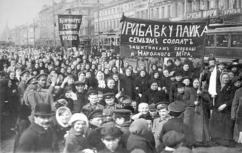 Rys. 1. Wiec robotników zorganizowany 4 (17) marca 1917 roku w Piotrogrodzie. / Źródło:  www.lewicowo.pl, dostęp: 16.07.2014.