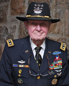 Hal Moore (tutaj w mundurze generalskim) - dowódca I batalionu 7. Pułku Kawalerii Powietrznej/ Źródło: http://commons.wikimedia.org/wiki/File:LTG(R)_Hal_Moore_at_West_Point_10_May_2010.JPG?uselang=pl