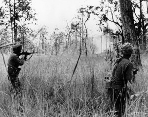 Żołnierze amerykańscy w dolinie La Drang/ Źródło: http://commons.wikimedia.org/wiki/File:Battle_of_Ia_Drang_Valley_LZ_X-Ray_1965.jpg