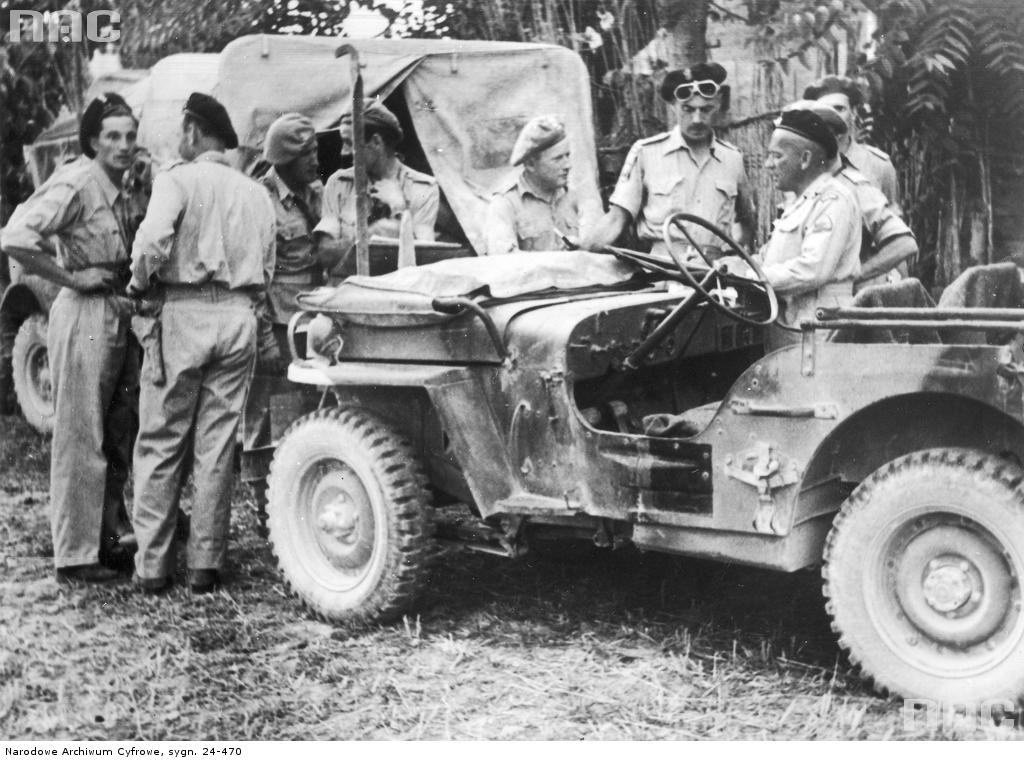 Generałowie Władysław Anders (2. z prawej) i Bronisław Rakowski (1. z prawej bokiem) przy samochodzie Willys MB omawiają sytuację w trakcie bitwy o Castelfidardo / Źródło: NAC, sygn. 24-470