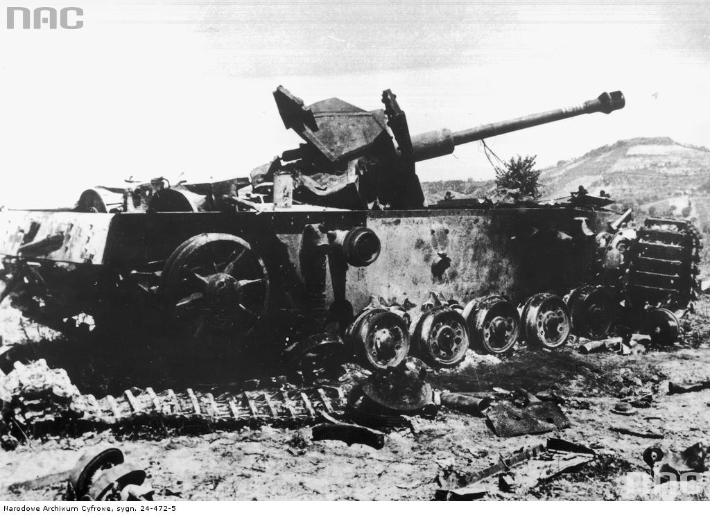 Niemieckie działo pancerne Sturmgeschütz III (StuG III) zniszczone przez 6 Pułk Pancerny "Dzieci Lwowskich" / Źródło: NAC,sygn. 24-472-5