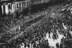 Tłum podczas rewolucji październikowej. Symboliczny początek władzy komunistycznej w Rosji. / http://drabina.files.wordpress.com