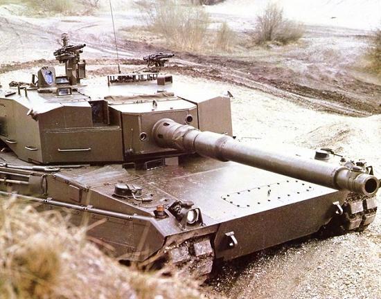 Prototyp czołgu Leopard 2AV uzbrojony w gwintowaną armatę kalibru 105mm/Źródło: R.P. Hunnicutt "Abrams A History Of The American Main Battle Tank Volume 2"