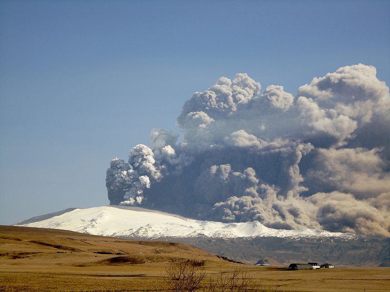 Rys. 4. Erupcja Eyjafjallajökull w 2010 roku sparaliżowała ruch lotniczy nad Europą. / wikipedia.pl