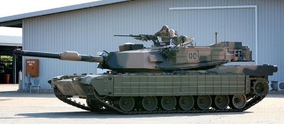 Australijski M1A1SA w charakterystycznym kamuflażu oraz z zainstalowanym wybuchowym pancerzem reaktywnym ARAT-1/Źródło: Internet