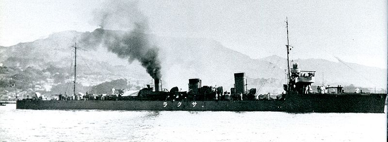 Kontrtorpedowiec Sakura (?.). Jednostka ta, była konstrukcyjnym prototypem dla kontrtorpedowców typu Kaba (?????.). Zdjęcie przedstawia jednostkę w Sasebo. 1918 r. Źródło: wikimedia.org