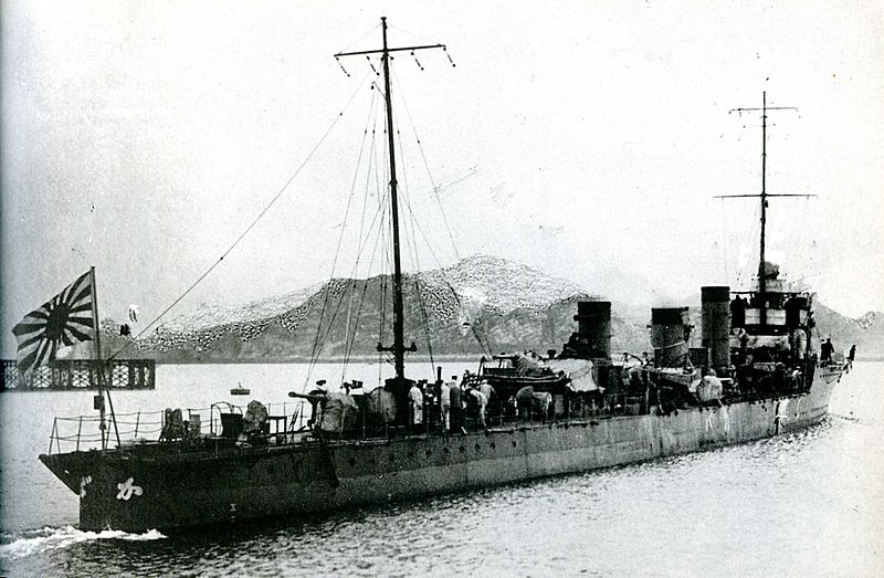 Kontrtorpedowiec Kaba (?), wypływający z doku w porcie Ryojun. 1925 r. Źródło: wikimedia.org