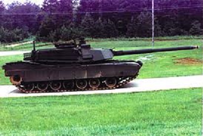 Fotografia przedstawia czołg M1A2 z zainstalowaną prawdopodobnie, armatą XM291 z lufą kalibru 120mm, lub armatę M256E1 z dłuższą lufą L55/Źródło: Internet