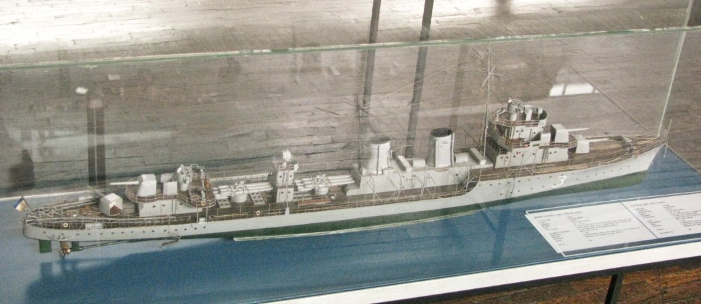 Inne ujęcie tego samego modelu niszczyciela Zagreb, pozwalający spojrzeć sylwetkę okrętu, niejako z góry. Źródło: wikimedia.org