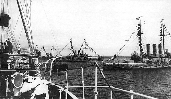Parada burtowa okrętów liniowych Floty Czarnomorskiej w okresie przedwojennym. Na pierwszym planie semidrednot Jewstafij (typ Jewstafij, okręt bliźniaczy - Joann Złatoust.). Pierwotny projekt konstrukcji obydwu okrętów liniowych tego typu (pochodzący z okresu sprzed wojny rosyjsko - japońskiej), został gruntownie zmodyfikowany na skutek wielu bezcennych - i jakże bolesnych - doświadczeń tego konfliktu na morzu.  Obydwa siostrzane pancerniki oba stanowiły siłę uderzeniową czarnomorskiego związku operacyjnego w pierwszym roku wojny, nim do służby weszły pierwsze rosyjskie drednoty.  Na drugim liniowym okręt liniowy Pantielejmon (ex. Potiomkin) - do wybudowania wyżej opisanych jednostek, pozostający najsilniejszym pancernikiem, pływającym po Morzu Czarnym. Znany z katastrofalnego w skutkach rewolucyjnego buntu na jego pokładzie podczas jedenastu lipcowych dni 1905 r., które zatrzęsły w posadach ustrojem i strukturami państwowymi Imperium Rosyjskiego.  Źródło: cityofart.net