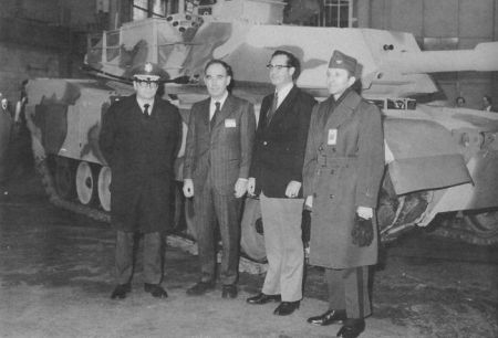 Pierwszy seryjny egzemplarz M1 na terenie fabryki, na jego tle pozują osoby odpowiedzialne za powstanie czołgu, w centrum od lewej stoi dr Phillip J. Lett główny inżynier zespołu Chryslera/Źródło: R.P. Hunnicutt "Abrams A History Of The American Main Battle Tank volume 2"