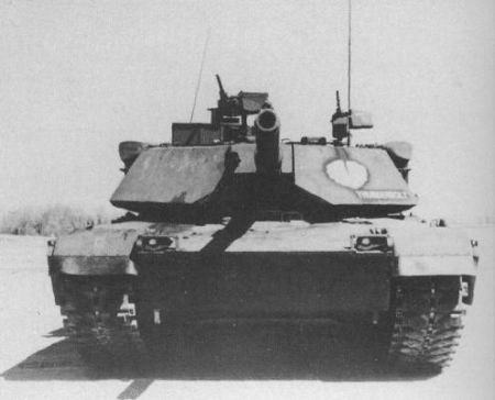 M1 o nazwie własnej "Thunderbolt", dokładnie taką samą nazwę nosił czołg średni M4 generała Creightona Abramsa gdy ten w stopniu pułkownika walczył w Europie/Źródło: R.P. Hunnicutt "Abrams A History Of The American Main Battle Tank volume 2"