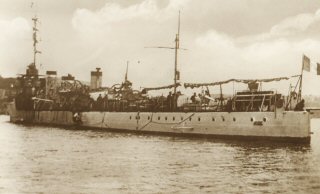 Sakalave pod banderą bojową francuskiej Marine Nationale. Źródło: battleships-cruisers.co.uk