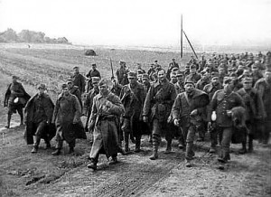Polscy jeńcy konwojowani przez żołnierzy Armii Czerwonej/ Źródło: Wikimedia Commons