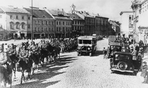 Sowieci na ulicach Wilna/ Źródło: Wikimedia Commons