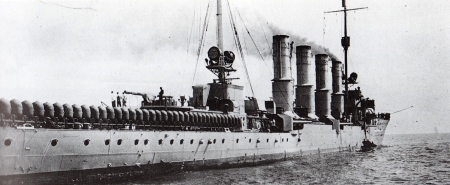 Breslau (tur.: Midilli) w akcji minowej na wodach Morza Czarnego.  Krążownik lekki Breslau należał do serii jednostek typu Magdeburg (Magdeburg, Breslau, Strassburg, Stralsund.). Krążownik Magdeburg został zbudowany w latach 1910 - 1912 w Zakładach "Weser" w Bremie. Główne dane taktyczno - techniczne krążowników typu Magdeburg: wyporność (normalna) - 4550 t; prędkość (maksymalna) - 27-28 w; uzbrojenie - 12 x 105 mm, 2 wt. 500 mm, 120 min; opancerzenie - pb 60 mm, pag 50 mm. Breslau został zbudowany w latach 1910 - 1912 w stoczni Vulcan w Szczecinie; Strassburg - w latach 1910 - 1912 w Stoczni Cesarskiej w Wilhelmshaven; Stralsund - w latach 1910 - 1912 w Zakładach "Weser" w Bremie.  Źródło: turkeyswar.com