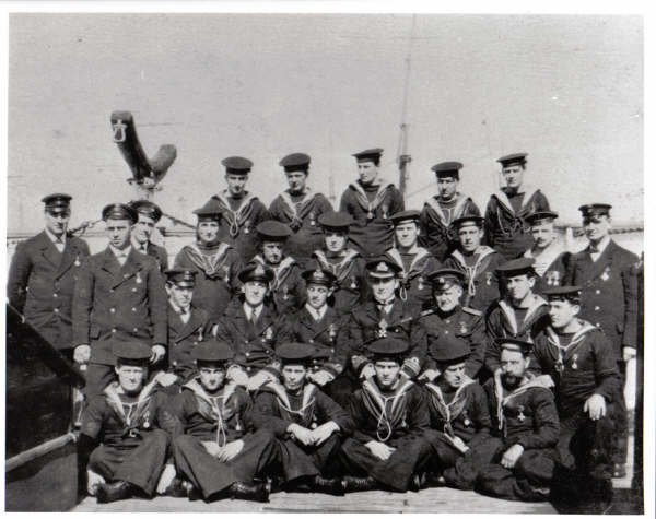 Odznaczeni marynarze i oficerowie z HMS E 9. Źródło: pns1814.co.uk
