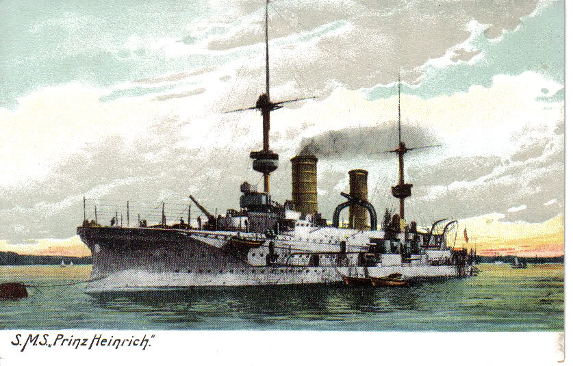 Krążownik pancerny SMS Prinz Heinrich. Właśnie ten okręt towarzyszył młodszemu krążownikowi Prinz Adalbert w dniu jego pierwszego feralnego rejsu.  Krążownik Prinz Heinrich został zbudowany w latach 1898 - 1902 w Stoczni Cesarskiej w Kilonii. Główne dane taktyczno - techniczne: wyporność (normalna) - 8900 t; prędkość - 20 w; uzbrojenie - 2 x 240 mm, 10 x 150 mm, 10 x 88 mm, 4 wt. 450 mm.  Źródło: photobucket.com
