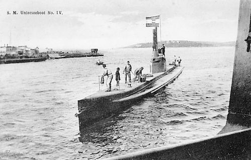 Austro-węgierski U 4 w ujęciu pocztówkowym. Na pokładzie tej jednostki miał znaleźć się ofice marynarki francuskiej - Camille Ohl, wzięty do niewoli, gdy U-Boot doznał usterki głębokościowej. Okręt należał do typu U 3 (Germania.). Zamówione w stoczni "Germania" w Kilonii (typ Germania.). Nie licząc zdobycznego U 14 (ex. franc. Curie) były to największe okręty podwodne we flocie Austro-Węgier. Weszły do służby już w 1909 r., jako pierwsze C.K. U-Booty. Podczas wojny otrzymały uzbrojenie artyleryjskie, a zapas torped zwiększono o 4 sztuki. Na U 4 podczas prób odbiorczych udział w zanurzeniu wziął arcyks. Franciszek Salwator. Okręt przebudowano w roku 1915. U 3 zatonął pod włoską bazą morską w Brindisi 13 sierpnia 1915 r. Dane taktyczno techniczne Okrętów podwodnych typu U 3 (U3 i U 4): wyporność 240/300 t; prędkość (maksymalna) - 10,3/6 w; uzbrojenie - 2 wt. 450 mm. Źródło: wikimedia.org